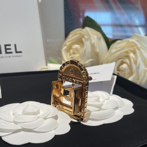 Essenceofluxury Womens Jewelry Chanel Gold CC Logo Door Brooch A173PP280 AA197851