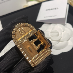 Essenceofluxury Womens Jewelry Chanel Gold CC Logo Door Brooch A173PP280 AA197851
