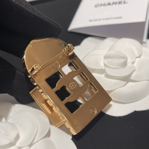 Essenceofluxury Womens Jewelry Chanel Gold CC Logo Door Brooch A173PP280 AA197851