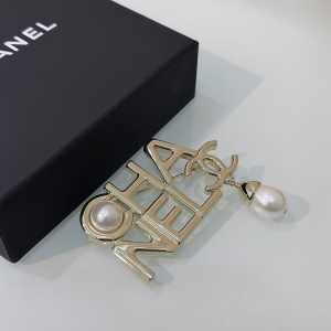 Essenceofluxury Womens Jewelry Chanel Gold Monogram CC Logo Brooch A205PP180 AA198901