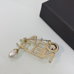 Essenceofluxury Womens Jewelry Chanel Gold Monogram CC Logo Brooch A205PP180 AA198901