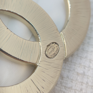 Essenceofluxury Womens Jewelry Chanel Tweed CC Logo Brooch A205PP180 AA198927