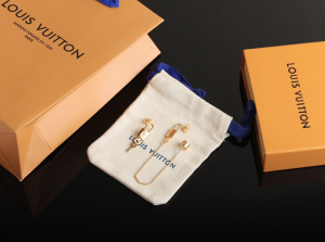 Essenceofluxury Womens Jewelry Louis Vuitton LV Locky Earrings Gold A205PP180 AA198906