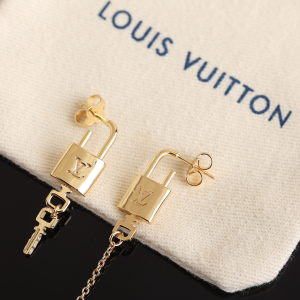 Essenceofluxury Womens Jewelry Louis Vuitton LV Locky Earrings Gold A205PP180 AA198906
