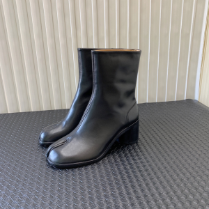 Maison Margiela Mid Heeled Tabi Split Toe Ankle Boots Black Shiny Calfskin Leather Maison Margiela Mid Heeled Tabi Split Toe Ankle Boots Black Shiny Calfskin Leather
