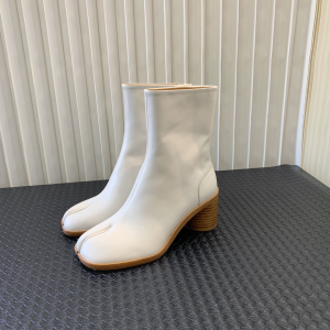 Maison Margiela Mid Heeled Tabi Split Toe Ankle Boots White Shiny Calfskin Leather Maison Margiela Mid Heeled Tabi Split Toe Ankle Boots White Shiny Calfskin Leather