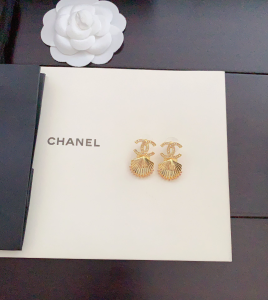 Essenceofluxury Womens Jewelry Chanel Crystal CC Gold Shell Earrings A152PP180 AA199537