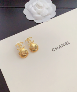 Essenceofluxury Womens Jewelry Chanel Crystal CC Gold Shell Earrings A152PP180 AA199537