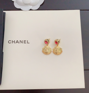 Essenceofluxury Womens Jewelry Chanel Crystal CC Gold Shell Earrings A152PP180 AA199538