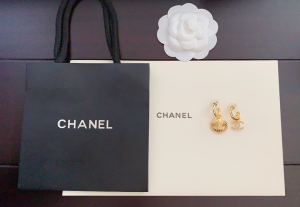 Essenceofluxury Womens Jewelry Chanel Crystal CC Gold Shell Earrings A152PP180 AA199539