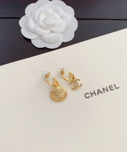 Essenceofluxury Womens Jewelry Chanel Crystal CC Gold Shell Earrings A152PP180 AA199539
