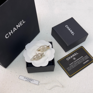 Essenceofluxury Womens Jewelry Chanel CC Logo Crystals Arrow Earrings A152PP180 AA199930