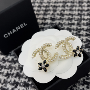 Chanel Pearls CC Logo Flower Earrings 