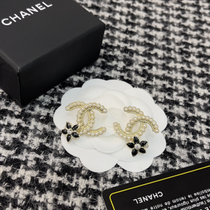 Essenceofluxury Womens Jewelry Chanel Pearls CC Logo Flower Earrings A152PP180 AA199928