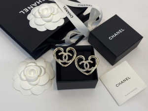 Essenceofluxury Womens Jewelry Chanel Crystals CC Heart Earrings A39PP180 AA200219