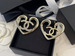 Essenceofluxury Womens Jewelry Chanel Crystals CC Heart Earrings A39PP180 AA200219