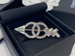 Essenceofluxury Womens Jewelry Chanel Crystals CC Logo Brooch A39PP180 AA200209