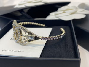 Essenceofluxury Womens Jewelry Chanel Crystals CC Logo Cuff Bracelet A39PP180 AA200207