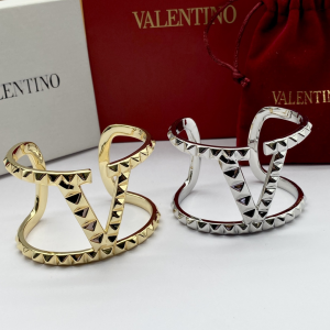 Essenceofluxury Womens Jewelry Valentino Rockstud Metal Bracelet A152PP180 AA200467