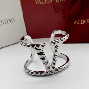 Essenceofluxury Womens Jewelry Valentino Rockstud Metal Bracelet A152PP180 AA200467