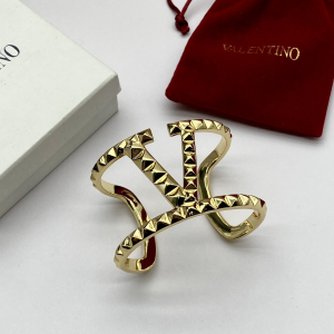 Essenceofluxury Womens Jewelry Valentino Rockstud Metal Bracelet A152PP180 AA200467