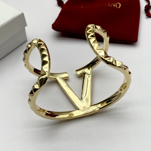 Essenceofluxury Womens Jewelry Valentino Rockstud Metal Bracelet A152PP180 AA200467