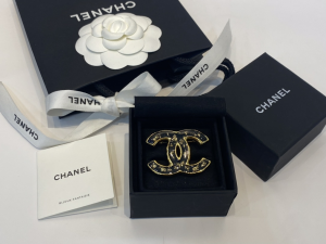 Essenceofluxury Womens Jewelry Chanel Black CC Logo Brooch A39PP180 AA200625