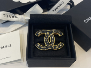 Essenceofluxury Womens Jewelry Chanel Black CC Logo Brooch A39PP180 AA200625