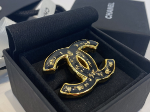 Essenceofluxury Womens Jewelry Chanel Black CC Logo Brooch A39PP180 AA200625