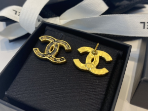 Essenceofluxury Womens Jewelry Chanel Black CC Logo Earrings A39PP180 AA200626