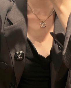 Essenceofluxury Womens Jewelry Chanel CC Logo Black Heart Brooch A39PP180 AA200618