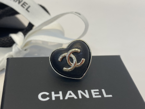 Essenceofluxury Womens Jewelry Chanel CC Logo Black Heart Brooch A39PP180 AA200618