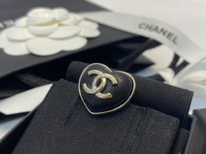 Essenceofluxury Womens Jewelry Chanel CC Logo Black Heart Brooch A39PP180 AA200618