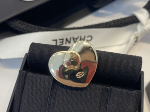 Essenceofluxury Womens Jewelry Chanel CC Logo Black Heart Brooch A39PP180 AA200618