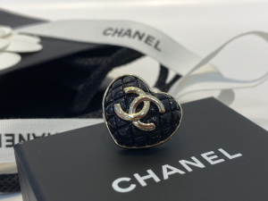 Essenceofluxury Womens Jewelry Chanel CC Logo Black Heart Brooch A39PP180 AA200619