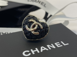 Essenceofluxury Womens Jewelry Chanel CC Logo Black Heart Brooch A39PP180 AA200619