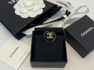 Essenceofluxury Womens Jewelry Chanel CC Logo Black Heart Brooch A39PP180 AA200619