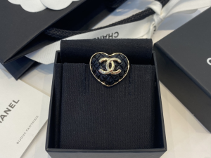 Essenceofluxury Womens Jewelry Chanel CC Logo Black Heart Brooch A39PP180 AA200619