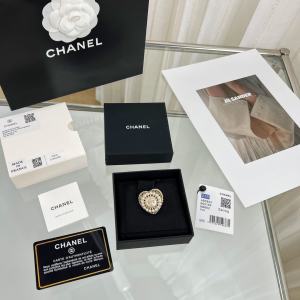 Essenceofluxury Womens Jewelry Chanel Crystals CC Pearls Heart Brooch A62PP180 AA200636