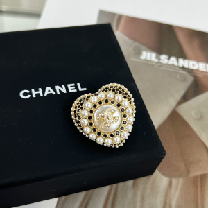 Essenceofluxury Womens Jewelry Chanel Crystals CC Pearls Heart Brooch A62PP180 AA200636