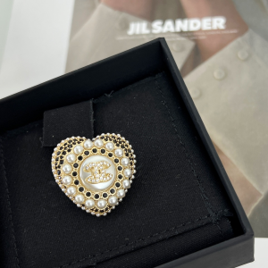 Essenceofluxury Womens Jewelry Chanel Crystals CC Pearls Heart Brooch A62PP180 AA200636
