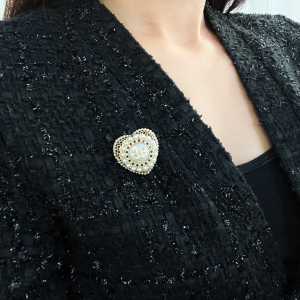 Essenceofluxury Womens Jewelry Chanel Crystals CC Pearls Heart Brooch A62PP180 AA200636