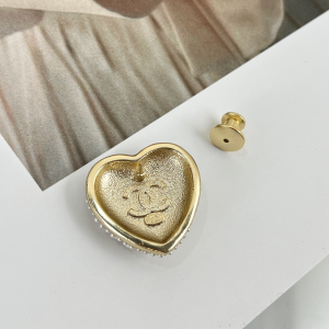 Essenceofluxury Womens Jewelry Chanel Crystals CC Pearls Heart Brooch A62PP180 AA200636