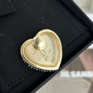 Essenceofluxury Womens Jewelry Chanel Crystals CC Pearls Heart Brooch A62PP180 AA200636