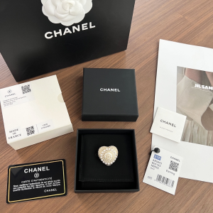 Essenceofluxury Womens Jewelry Chanel Crystals CC Pearls Heart Brooch A62PP180 AA200637