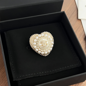 Essenceofluxury Womens Jewelry Chanel Crystals CC Pearls Heart Brooch A62PP180 AA200637