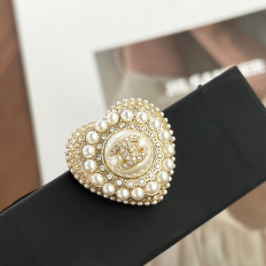 Essenceofluxury Womens Jewelry Chanel Crystals CC Pearls Heart Brooch A62PP180 AA200637