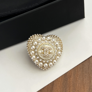 Essenceofluxury Womens Jewelry Chanel Crystals CC Pearls Heart Brooch A62PP180 AA200637