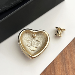 Essenceofluxury Womens Jewelry Chanel Crystals CC Pearls Heart Brooch A62PP180 AA200637