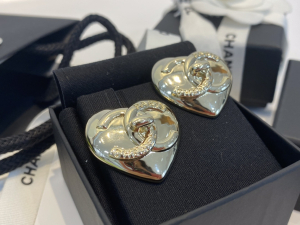 Essenceofluxury Womens Jewelry Chanel Gold CC Logo Heart Earrings A39PP180 AA200622